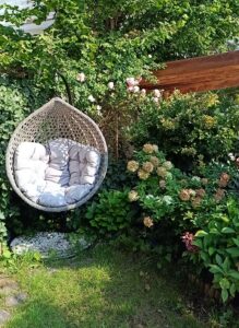 Spokojny wypoczynek w ogrodzie przy pensjonacie nad morzem