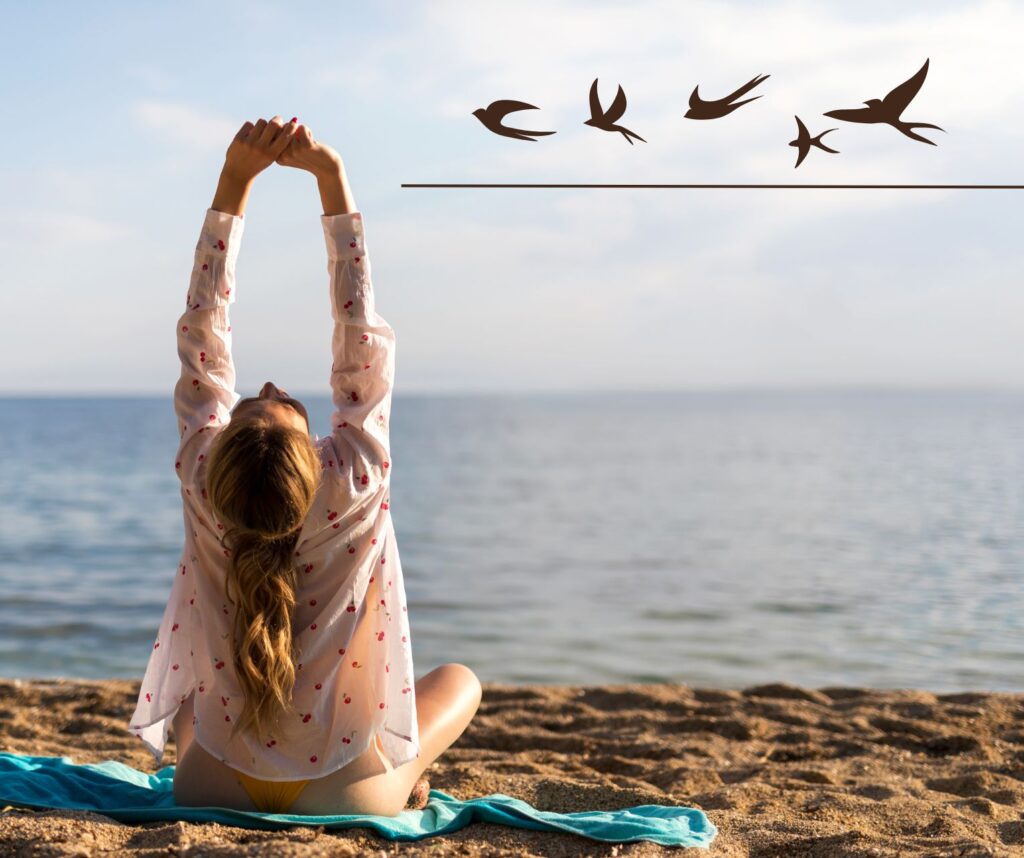 Joga na plaży o wschodzie słońca