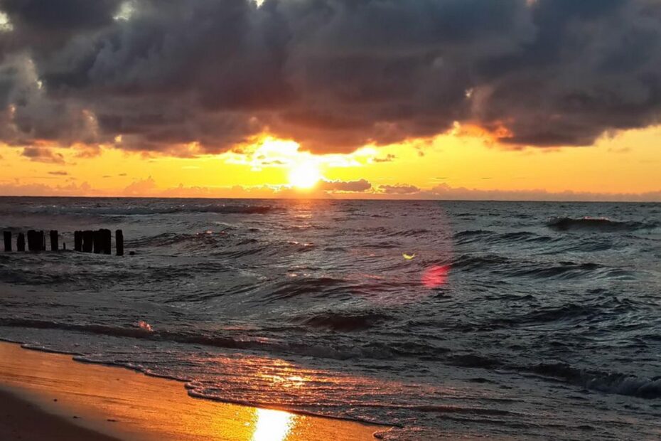 Plaża w Ustce o zachodzie słońca.