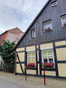 Widok na budynki usteckiej starówki - atrakcja turystyczna Ustka niedaleko Słowińskiego Parku Narodowego.