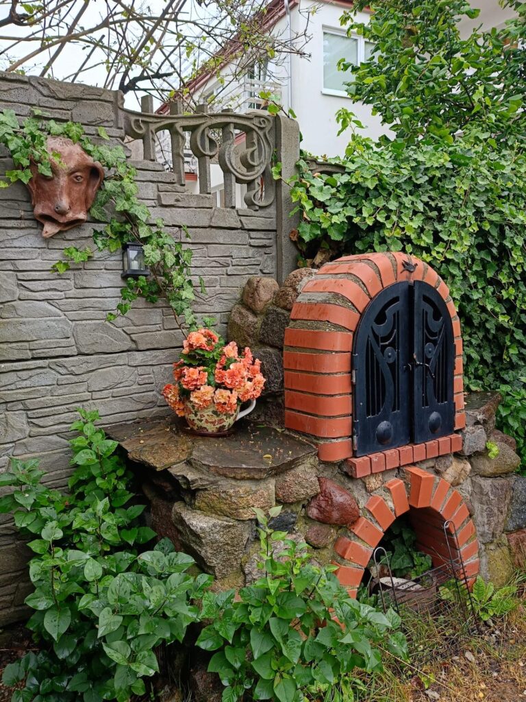 Miejsce na grilla w ogrodzie Pensjonatu pod Jaskółką w Ustce.