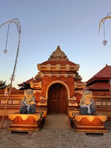 Widok na pawilon ogrodowy stylizowany na Bali w Dolinie Charlotty - atrakcja turystyczna w Ustce.