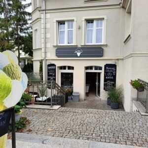 Widok na Caffe Aronia, ul. Kopernika w Ustce