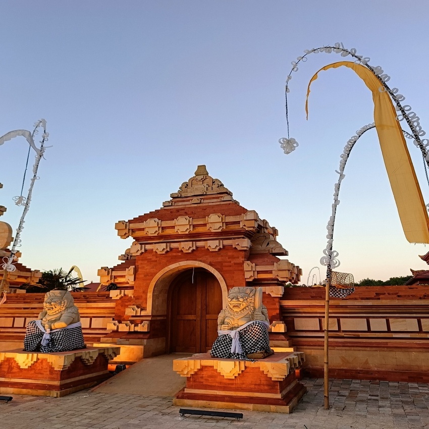 Widok na świątynie z Bali w Dolinie Charlotty niedaleko Ustki - egzotyczne miejsce w Polsce.