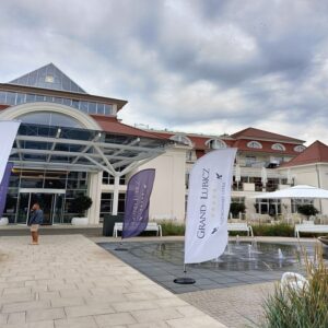 Hotel Grand Lubicz w Ustce przy plaży.